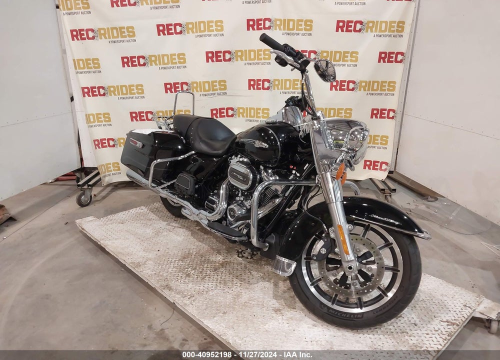 2017 HARLEY-DAVIDSON FLHR ROAD KING VIN: 1HD1FBC13HB634081