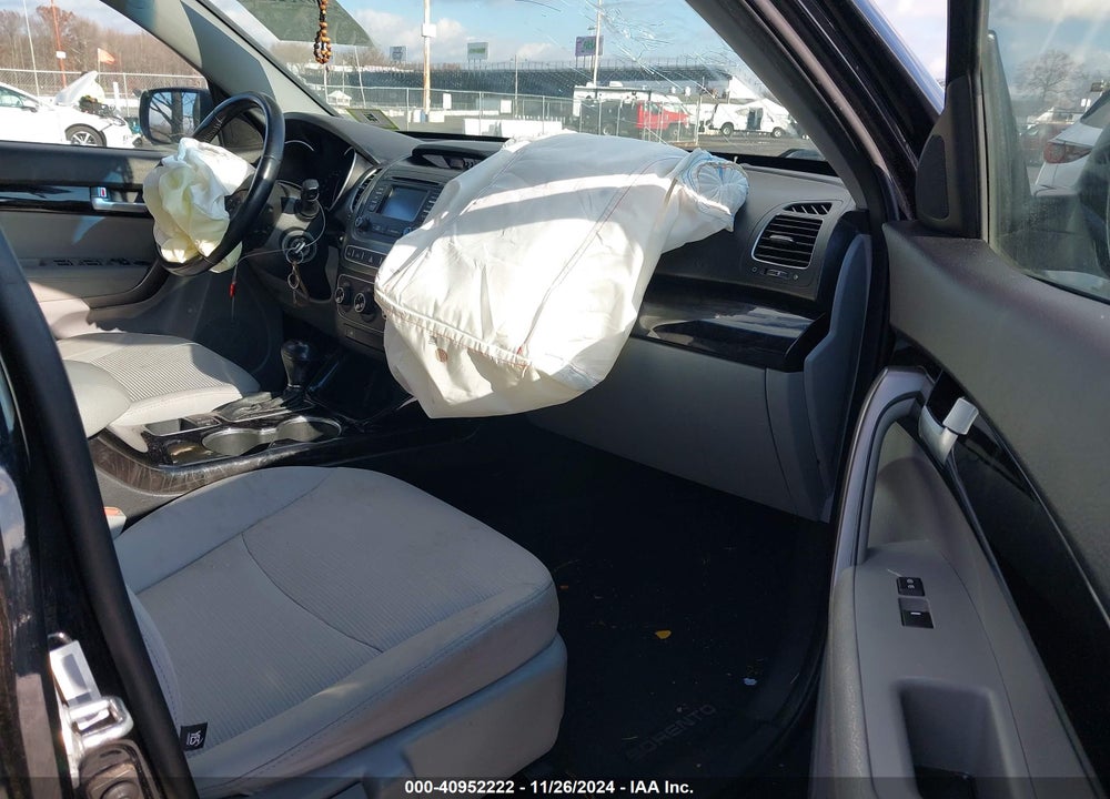 2015 KIA SORENTO LX VIN: 5XYKT4A64FG641360
