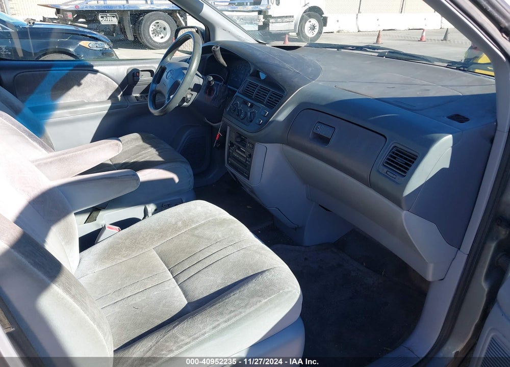 1998 TOYOTA SIENNA LE VIN: 4T3ZF13C1WU011689