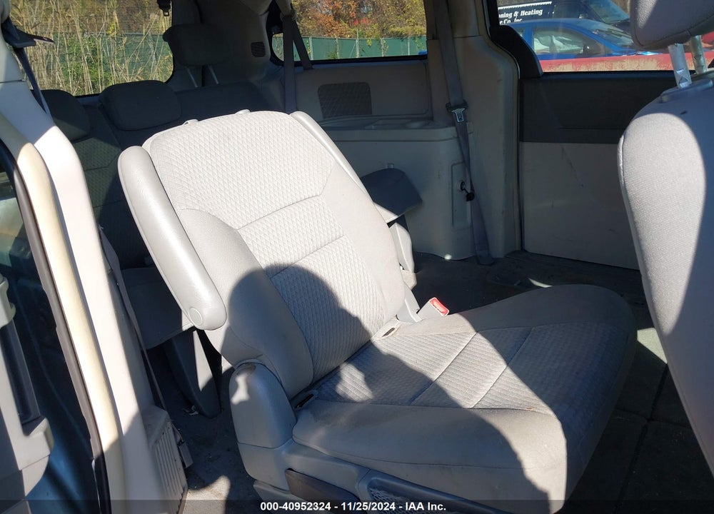 2008 CHRYSLER TOWN & COUNTRY LX VIN: 2A8HR44H08R745700