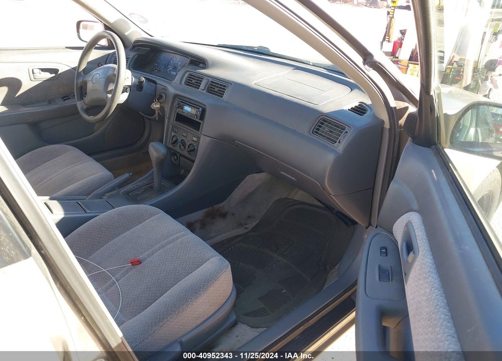 2000 TOYOTA CAMRY LE VIN: JT2BG22K4Y0520799