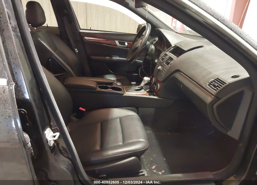 2010 MERCEDES-BENZ C 300 LUXURY/SPORT VIN: WDDGF5EB0AR121327