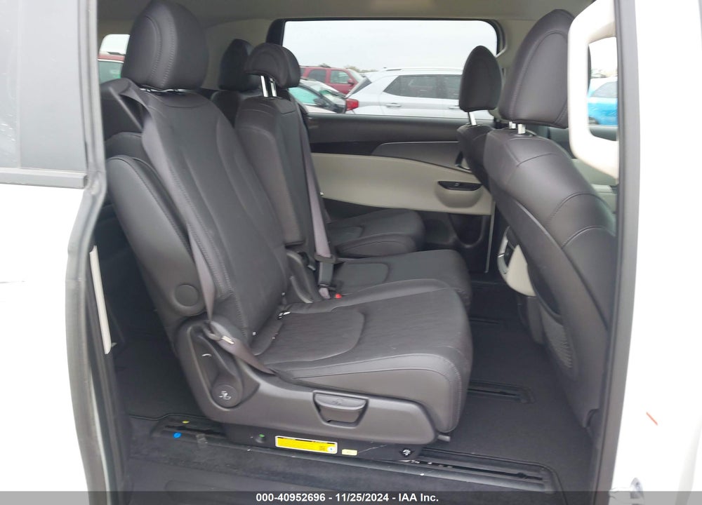 2024 KIA CARNIVAL MPV LX SEAT PACKAGE VIN: KNDNB4H32R6415921