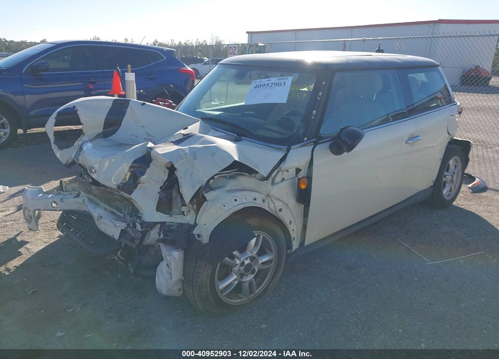 2011 MINI COOPER VIN: WMWSU3C59BT096537
