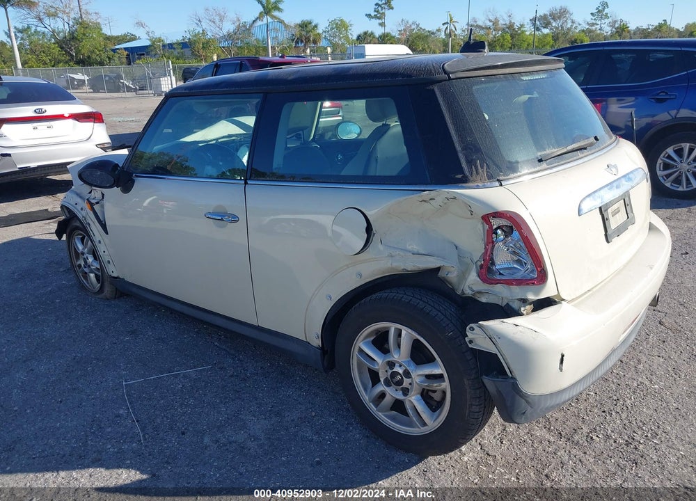 2011 MINI COOPER VIN: WMWSU3C59BT096537