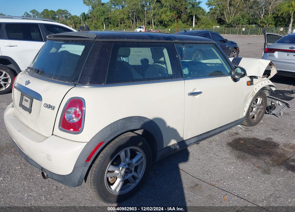 2011 MINI COOPER VIN: WMWSU3C59BT096537