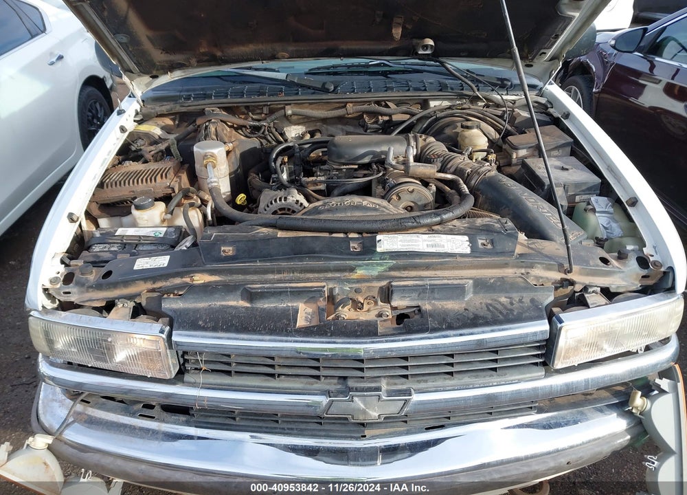 1998 CHEVROLET BLAZER LS VIN: 1GNDT13WXWK172328