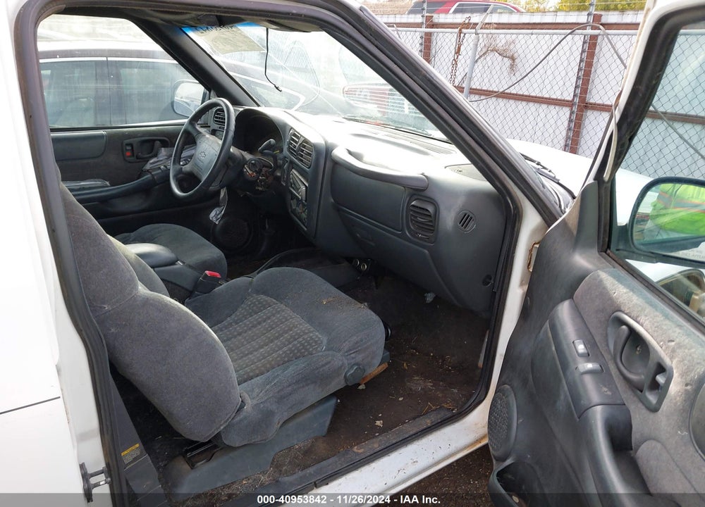 1998 CHEVROLET BLAZER LS VIN: 1GNDT13WXWK172328