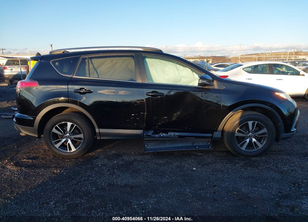 2018 TOYOTA RAV4 ADVENTURE/XLE VIN: 2T3RFREV0JW822986