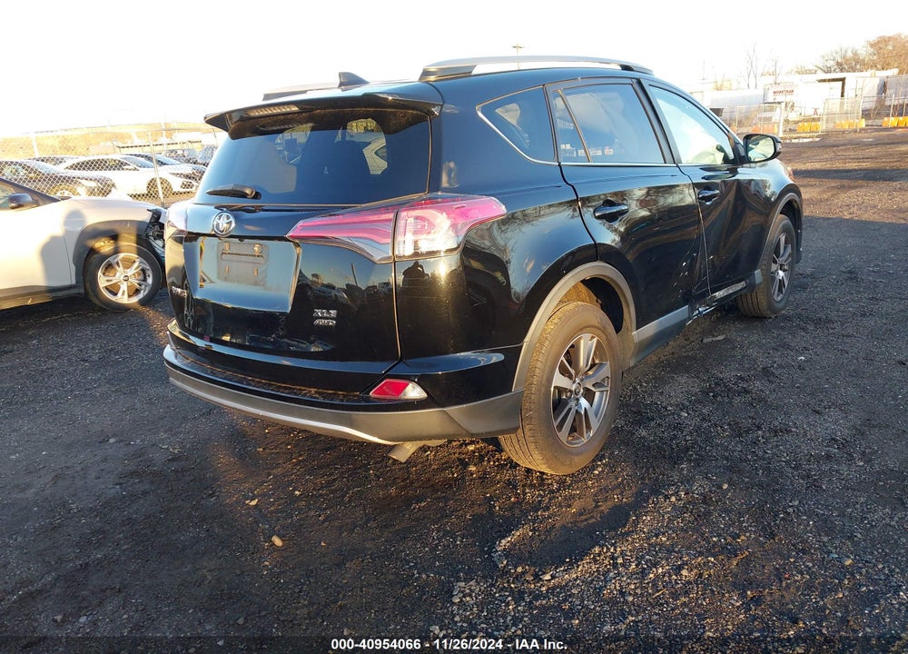2018 TOYOTA RAV4 ADVENTURE/XLE VIN: 2T3RFREV0JW822986