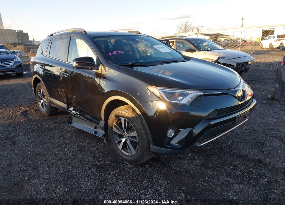 2018 TOYOTA RAV4 ADVENTURE/XLE VIN: 2T3RFREV0JW822986