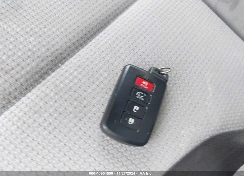 2017 TOYOTA RAV4 HV LE/XLE VIN: JTMRJREV9HD150058