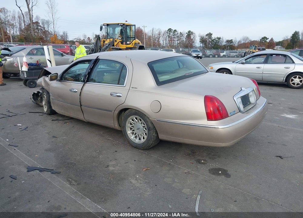 1998 LINCOLN TOWN CAR SIGNATURE VIN: 1LNFM82W0WY702078