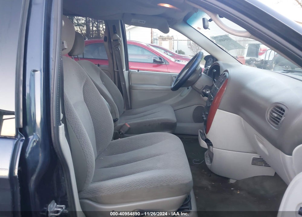 2007 CHRYSLER TOWN & COUNTRY LX VIN: 1A4GP44R27B189852