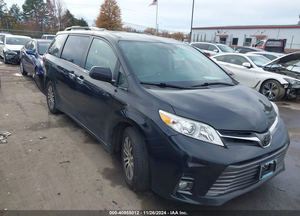2018 TOYOTA SIENNA XLE 8 PASSENGER VIN: 5TDYZ3DCXJS937855