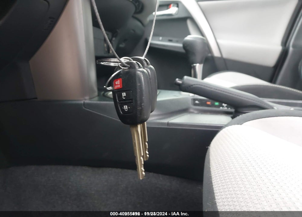 2017 TOYOTA RAV4 XLE VIN: JTMWFREV6HJ134714