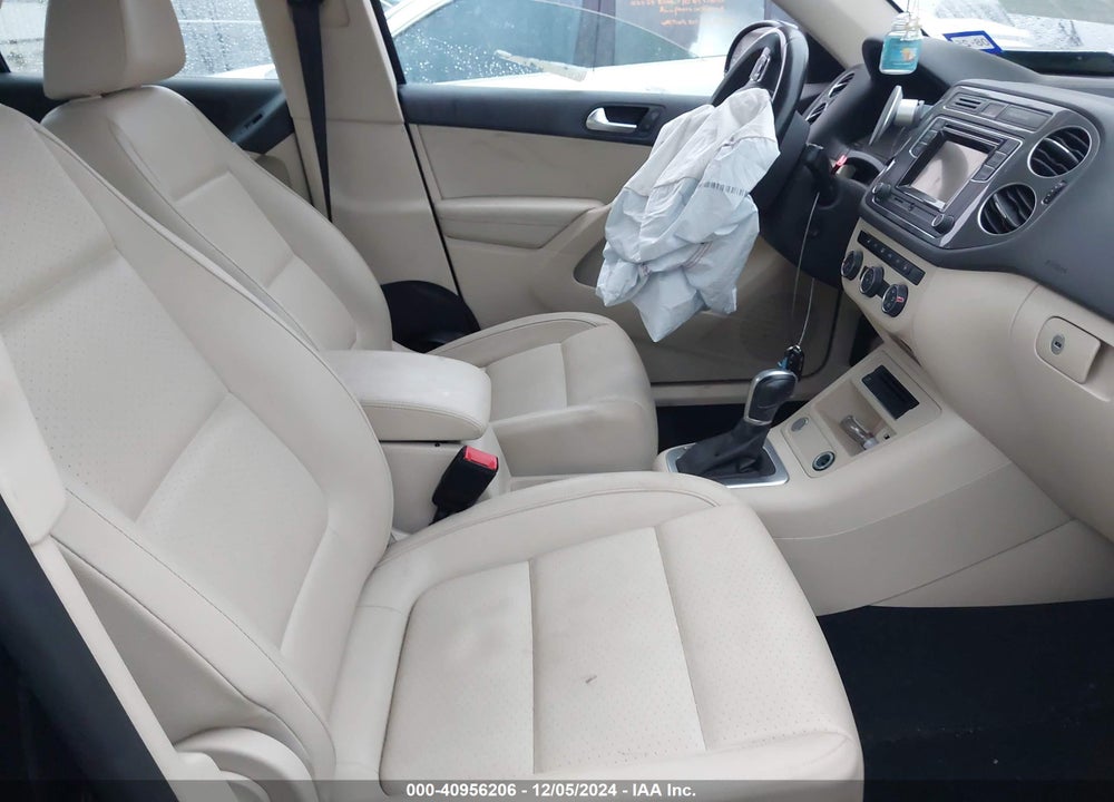 2016 VOLKSWAGEN TIGUAN S VIN: WVGBV7AX8GW575450