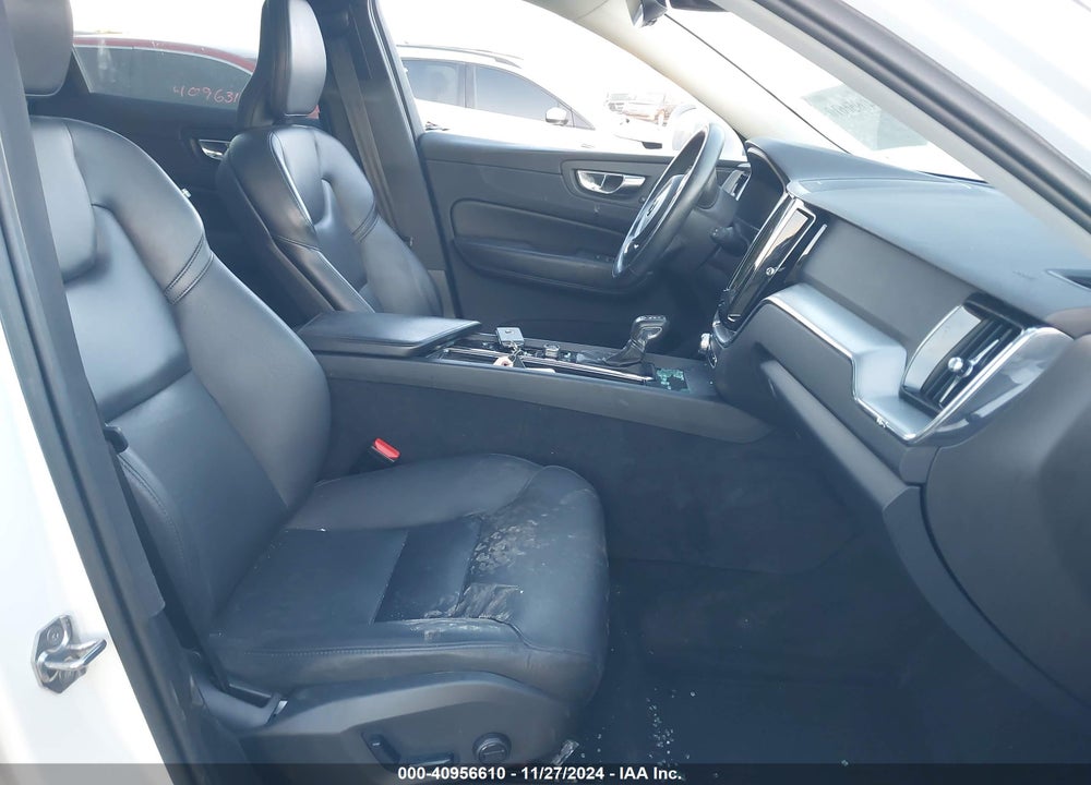 2019 VOLVO XC60 T5 MOMENTUM VIN: LYV102RK5KB303625