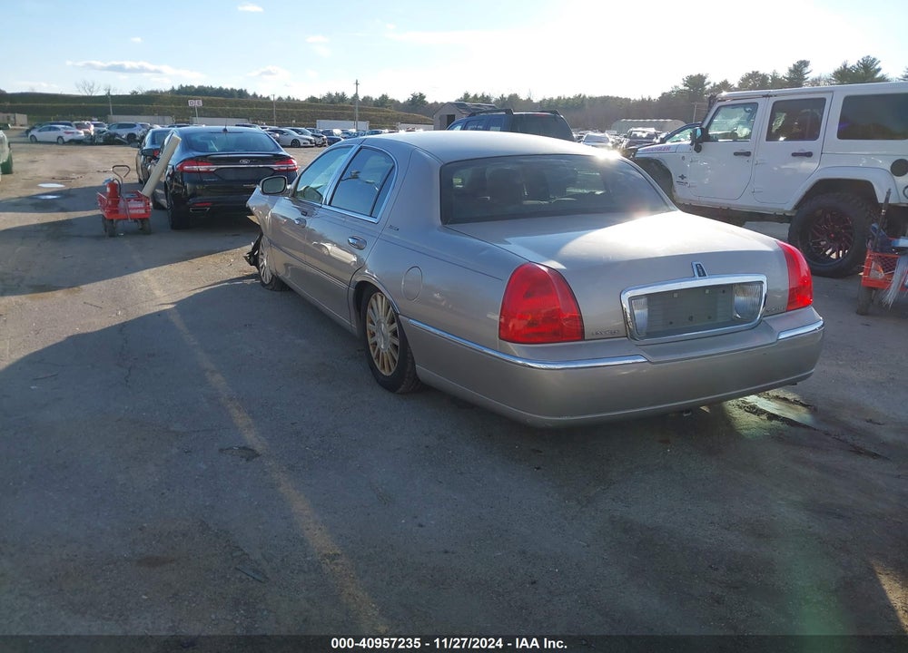 2003 LINCOLN TOWN CAR EXECUTIVE VIN: 1LNHM81W23Y631262