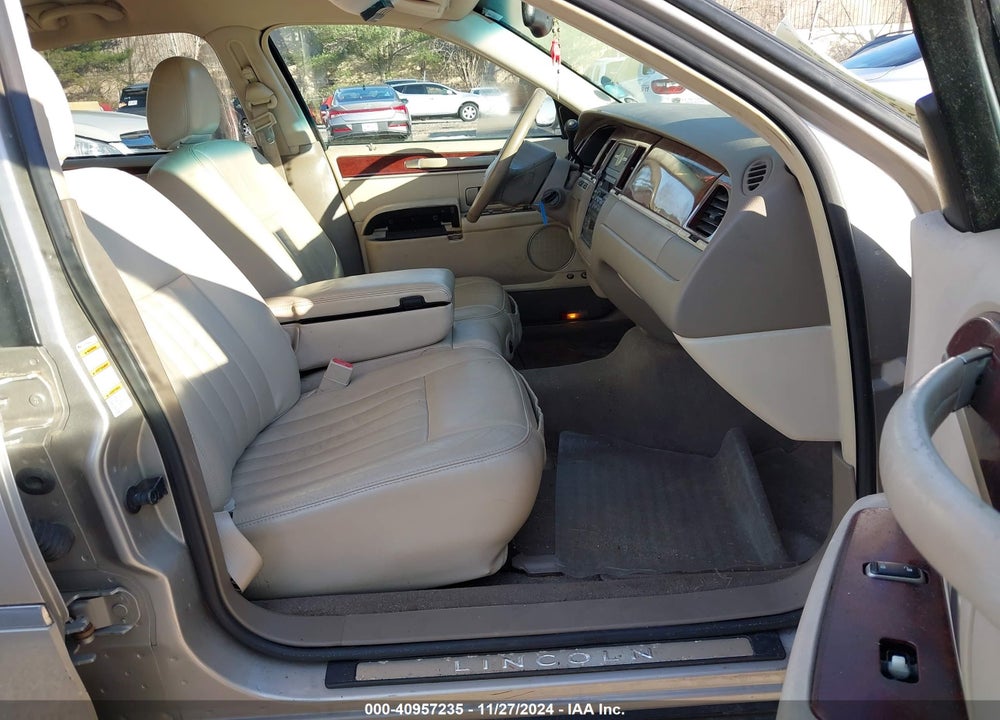 2003 LINCOLN TOWN CAR EXECUTIVE VIN: 1LNHM81W23Y631262