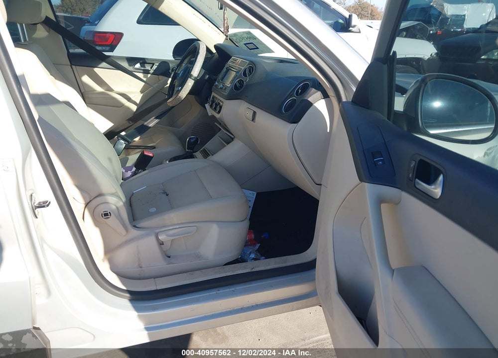 2011 VOLKSWAGEN TIGUAN SE VIN: WVGAV7AX1BW531620