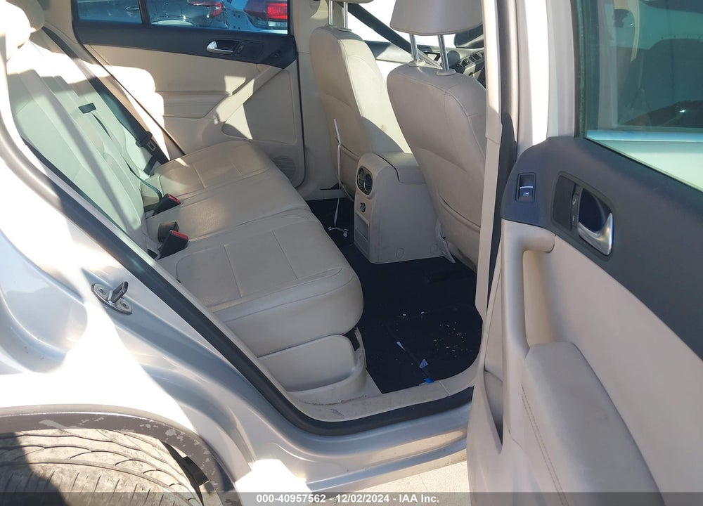 2011 VOLKSWAGEN TIGUAN SE VIN: WVGAV7AX1BW531620