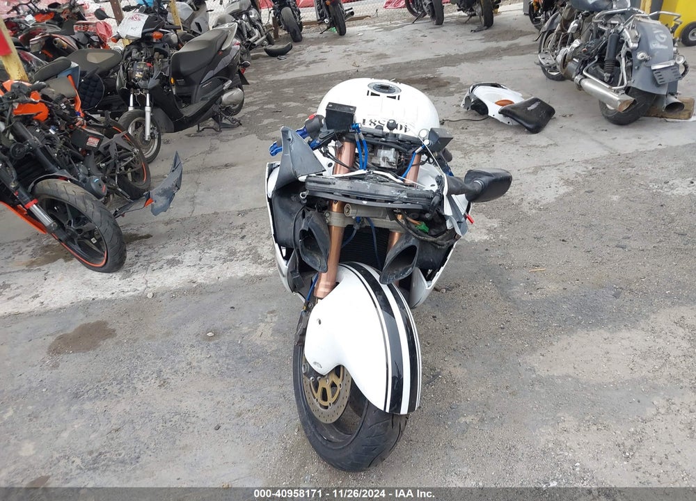 2000 SUZUKI GSX1300 VIN: JS1GW71A7Y2104914