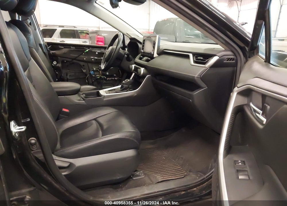 2020 TOYOTA RAV4 XLE PREMIUM VIN: JTMA1RFV1LJ036044