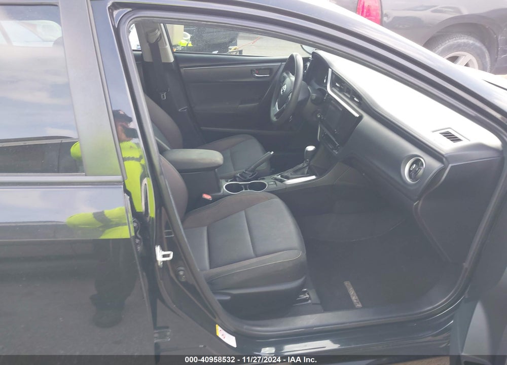 2018 TOYOTA COROLLA LE VIN: 5YFBURHE1JP797867