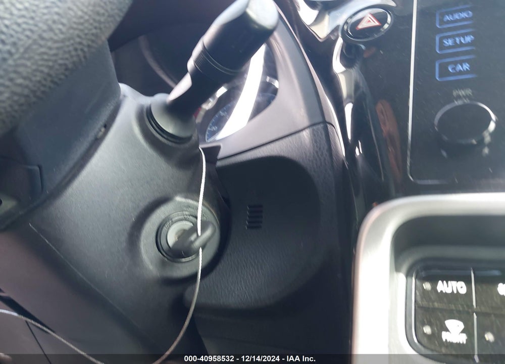 2018 TOYOTA COROLLA LE VIN: 5YFBURHE1JP797867
