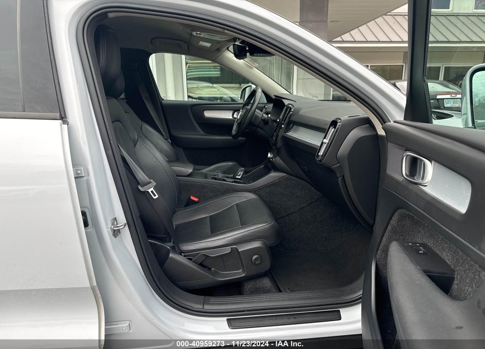 2020 VOLVO XC40 T5 MOMENTUM VIN: YV4162UK5L2202932