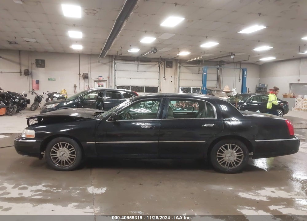 2008 LINCOLN TOWN CAR VIN: 2LNHM82V28X657633