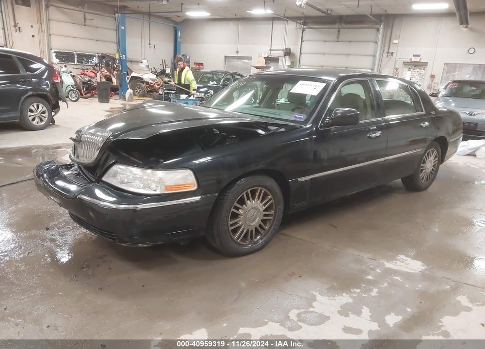 2008 LINCOLN TOWN CAR VIN: 2LNHM82V28X657633