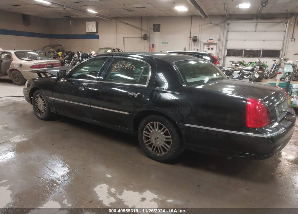 2008 LINCOLN TOWN CAR VIN: 2LNHM82V28X657633