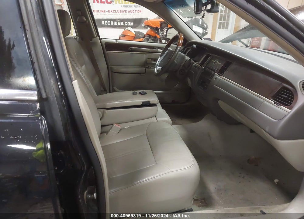 2008 LINCOLN TOWN CAR VIN: 2LNHM82V28X657633