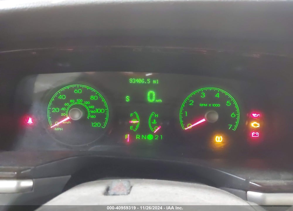 2008 LINCOLN TOWN CAR VIN: 2LNHM82V28X657633