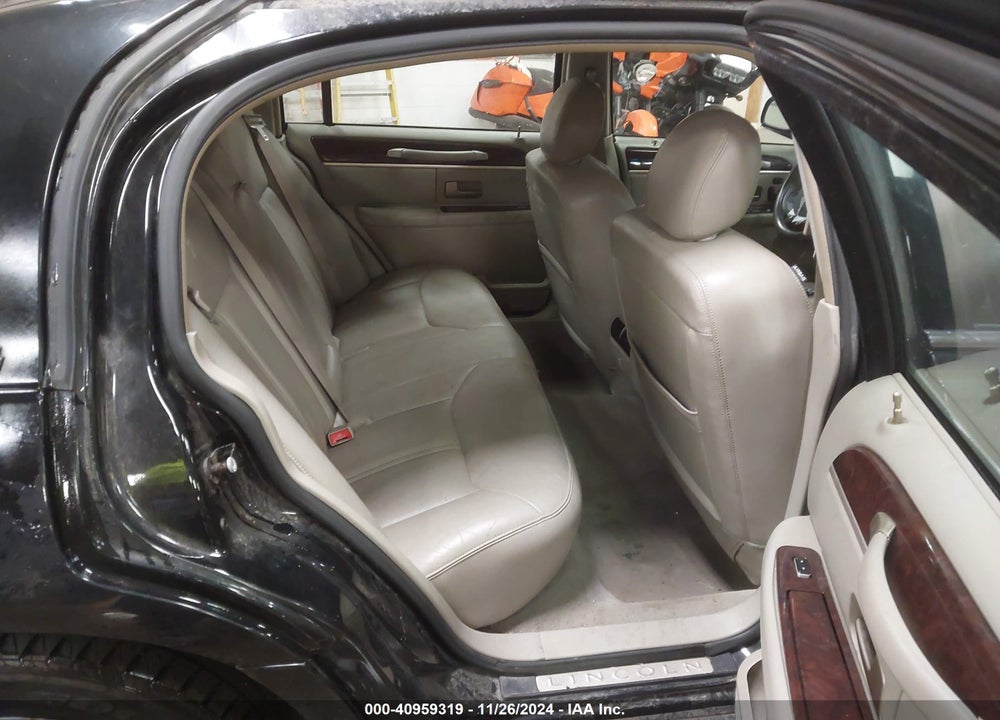 2008 LINCOLN TOWN CAR VIN: 2LNHM82V28X657633