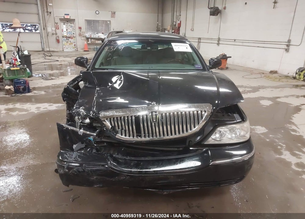 2008 LINCOLN TOWN CAR VIN: 2LNHM82V28X657633