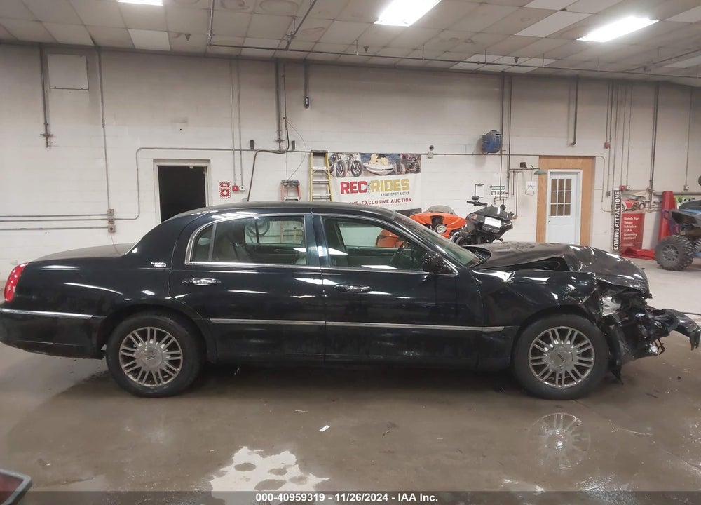 2008 LINCOLN TOWN CAR VIN: 2LNHM82V28X657633