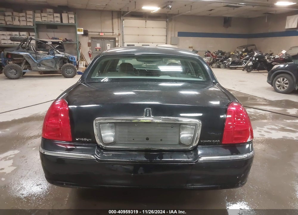 2008 LINCOLN TOWN CAR VIN: 2LNHM82V28X657633
