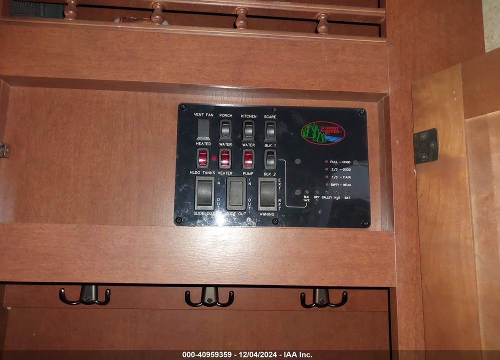 2011 FOREST RIVER SIERRA TRAVEL TRAILER VIN: 4X4FSEM22BJ036163
