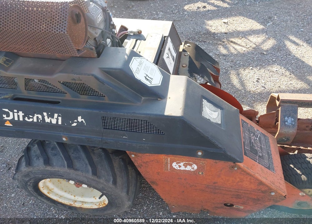 1994 DITCH WITCH TRENCHER VIN: 001N1211