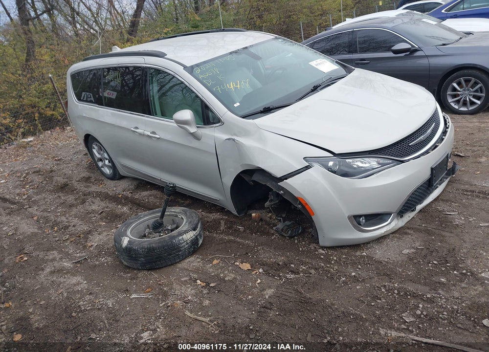 2017 CHRYSLER PACIFICA TOURING L VIN: 2C4RC1BG1HR744884