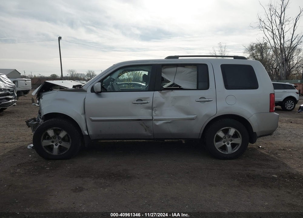 2011 HONDA PILOT EX-L VIN: 5FNYF4H50BB068358
