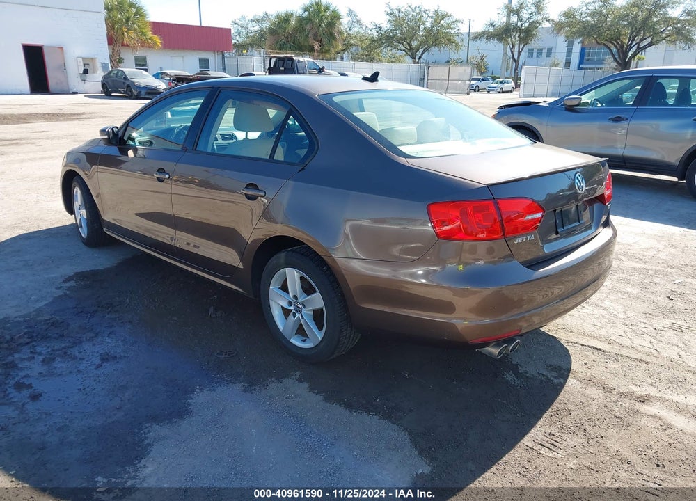 2011 VOLKSWAGEN JETTA 2.0L TDI VIN: 3VWLL7AJ1BM121573