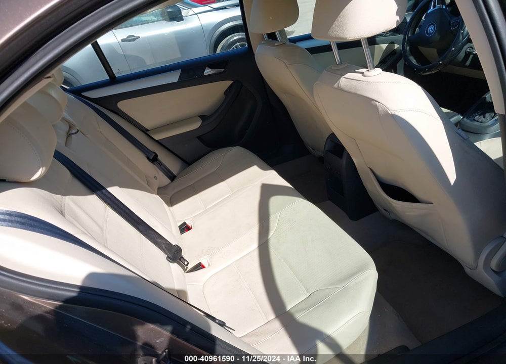 2011 VOLKSWAGEN JETTA 2.0L TDI VIN: 3VWLL7AJ1BM121573