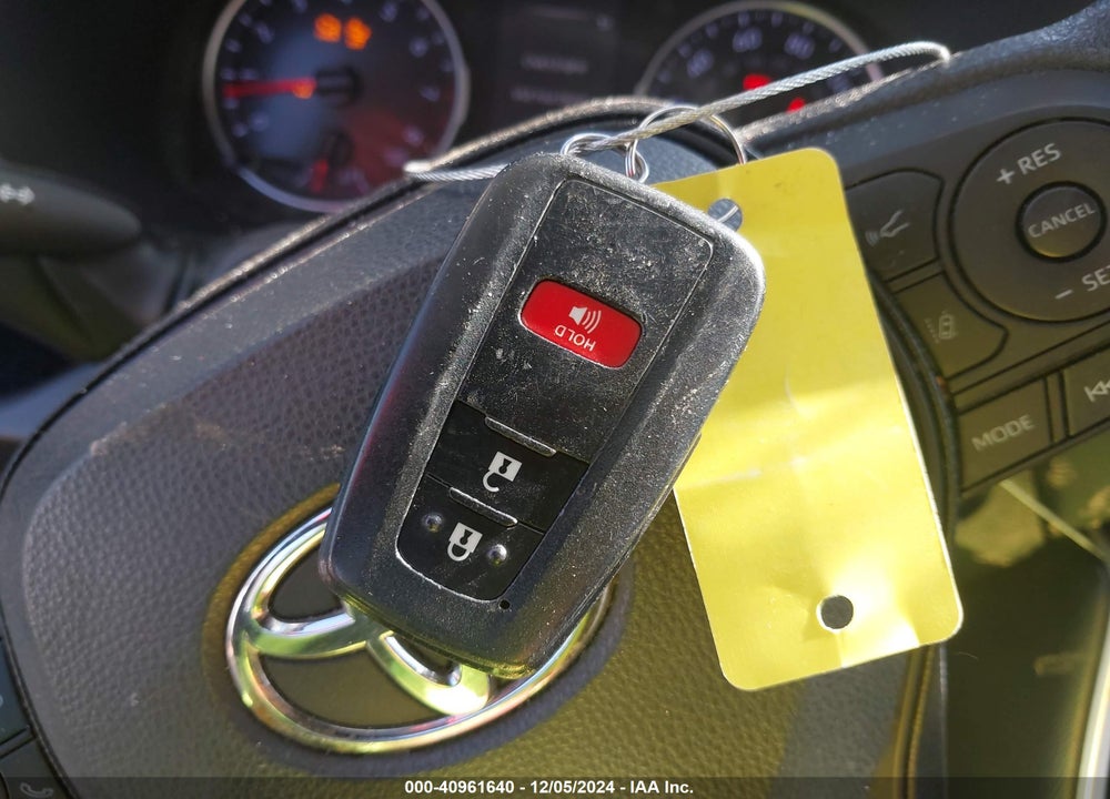 2019 TOYOTA RAV4 XLE VIN: JTMW1RFV6KD018528