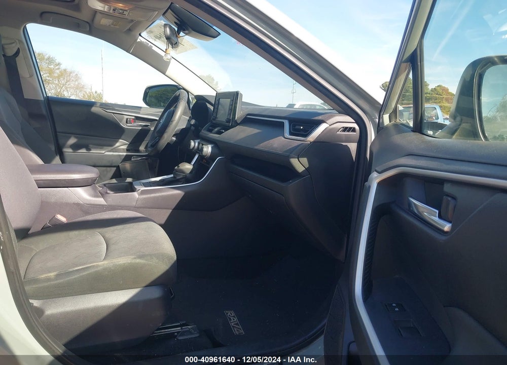 2019 TOYOTA RAV4 XLE VIN: JTMW1RFV6KD018528