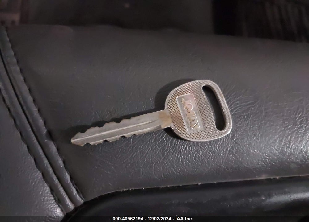 2002 CHEVROLET SILVERADO 1500 LS VIN: 2GCEK19T521119964