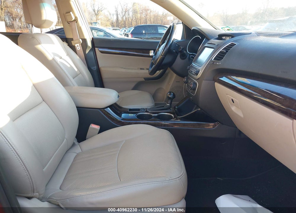 2014 KIA SORENTO LX VIN: 5XYKTDA69EG481636